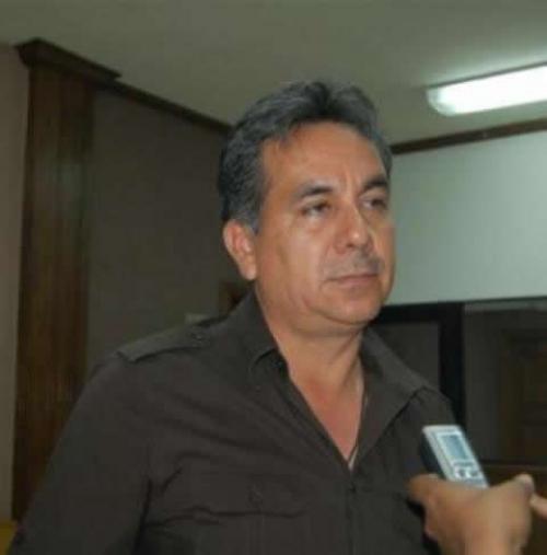 Por falta de trabajo familia decide escarbar en el basurero